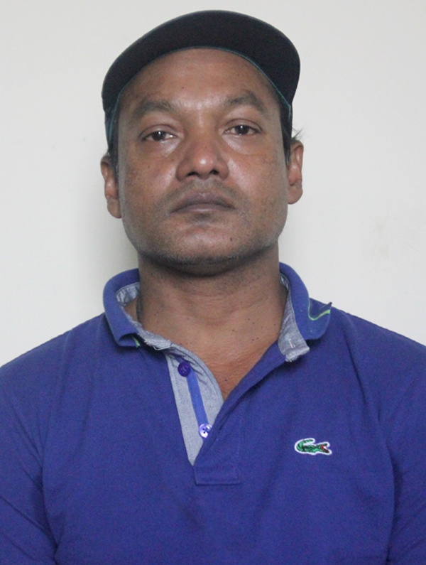 যাত্রাবাড়ীর ওসির ভূমিকা প্রশ্নবিদ্ধ সন্ত্রাসীরা একটি পরিবারকে প্রকাশ্য কুপিয়ে হত্যার হুমকি ভিডিও করে ফেইসবুক লাইভে হুমকি