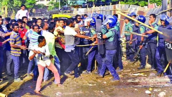 চট্টগ্রামে ছাত্রলীগের তাণ্ডব পুলিশের সঙ্গে সংঘর্ষ