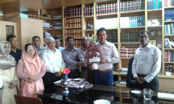 সিনিয়র সচিব শহিদুল হককে ফুলেল শুভেচ্ছা জানালেন মন্ত্রণালয়ের কর্মকর্তারা