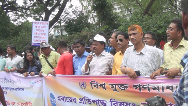 জাতীয় প্রেস ক্লাবের সামনে ফেডারেশনের চেয়ারম্যান এস এম মোরশেদ