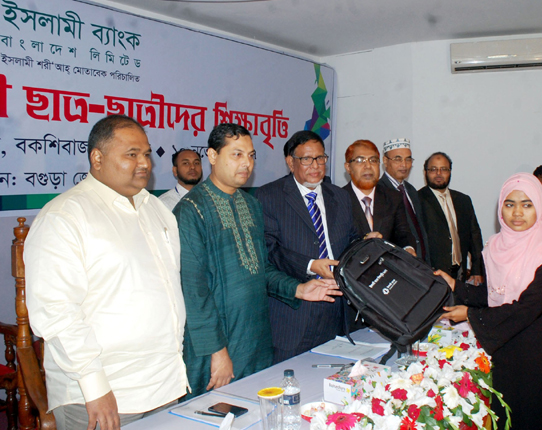 সুবিধাবঞ্চিত মেধাবী শিক্ষার্থীদের মাঝে বৃত্তি প্রদান