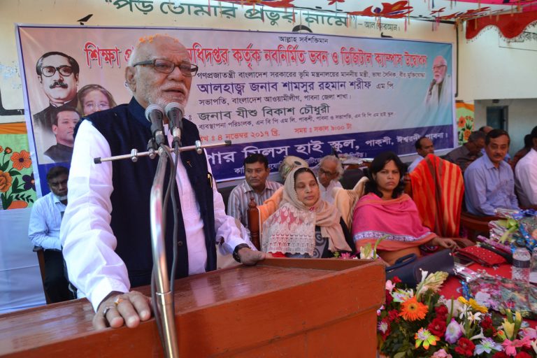 ঈশ^রদীতে দেড় হাজার কৃষককে বিনামূল্যে ১৫ লাখ টাকার কৃষি উপকরণ তুলে দিলেন ভূমিমন্ত্রী
