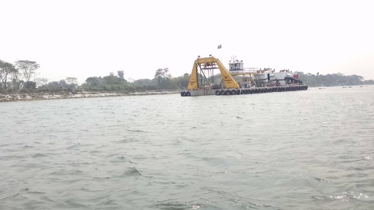 সুরমা নদীর তীরে অবৈধ স্থাপনা বিলাসী শৌচাগার এর বর্জ্যমিশ্রনে নদী