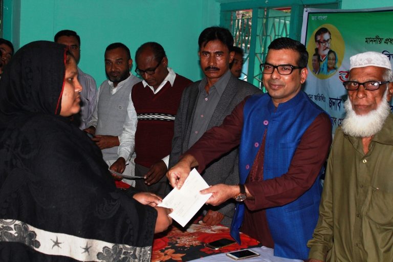 রাজাপুরে প্রধানমন্ত্রীর ত্রানতহবিলের চেক বিতরন ও দোয়া অনুষ্ঠান