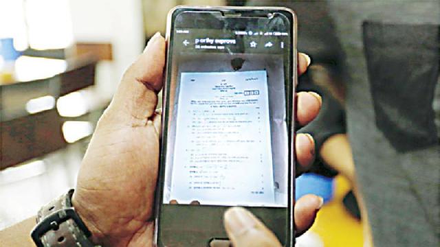 যে ফাঁস ঝুলছে শিক্ষার গলায়