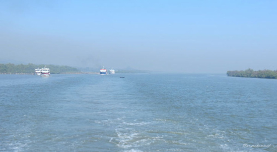 তিন শতাধিক পর্যটক প্রাণে রক্ষা পেল