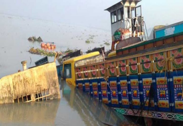 তেলবাহী লাইটারেজ জাহাজের ধাক্কায় ডুবে গেল ফেরি