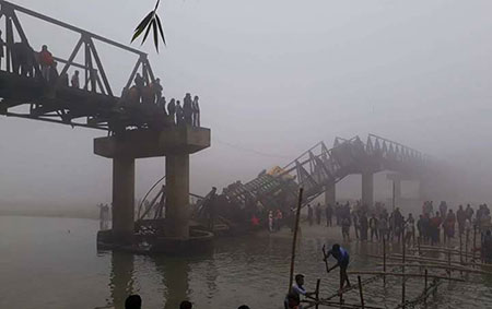 সার বোঝাই ট্রাক নদীতে দিনাজপুরের বেইলী ব্রিজ ভেঙে