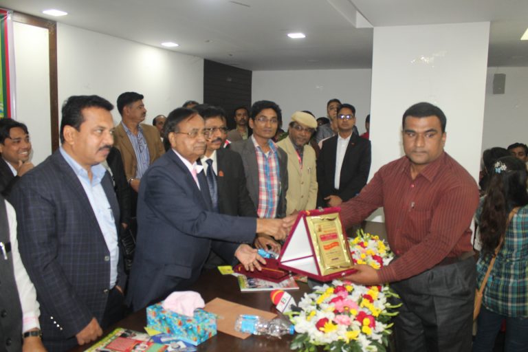 জাতীয় ভোক্তা অধিকার আদায়ে বিশেষ অবদানের জন্য জনাব শফিকুল ইসলাম, জেলা পরিদর্শক, জাতীয় ভোক্তা সংরক্ষন  ফাউন্ডেশন, যশোর কে বিশেষ সন্মামনা প্রদান করেন মাননীয় মন্ত্রী গনপ্রজাতন্ত্রী বাংলাদেশ সরকারের রেলপথ মন্ত্রী।