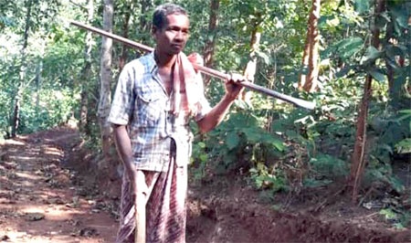 ৮ কিমি রাস্তা বানালেন বাবা সন্তানদের জন্য পাহাড় কেটে