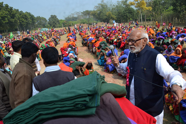 Land Minister distributed quilt among the poor people_1