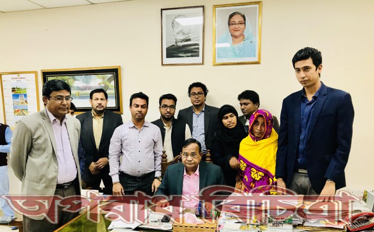 ট্রেনে কাটাপড়ে পা হারানো জগন্নাথ বিশ^বিদ্যালয়ের মোধাবী শিক্ষার্থী রুবিনার পাশে দাঁড়ালেন রেলপথ মন্ত্রী মুজিবুল হক