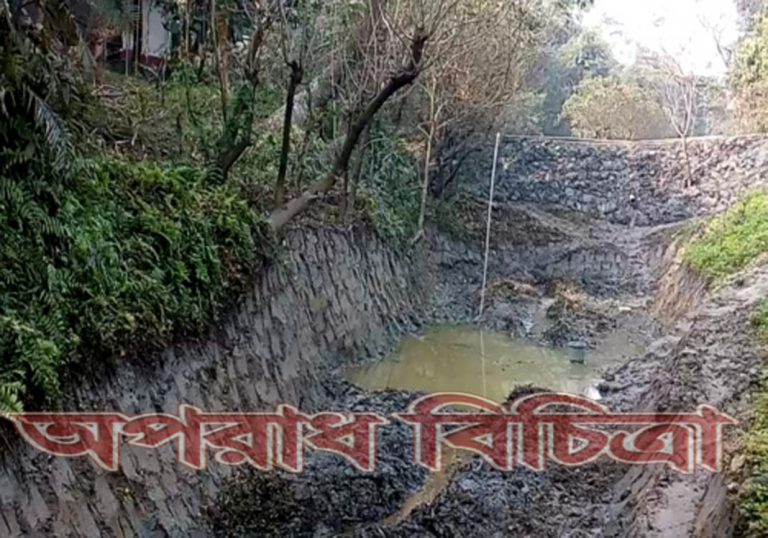 ব্যক্তিগত রাস্তা নির্মাণ খালের উপর অবৈধ বাধ দিয়ে