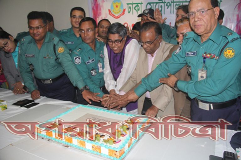 ট্রাফিক বিভাগ ডিএমপির প্রতিষ্ঠা বার্ষিকী উদযাপন করলো কেক কেটে