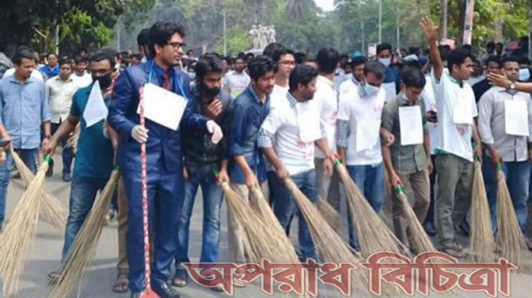 সবার মুখে কোটা সংস্কার দাবিতে বিভিন্ন স্লোগান