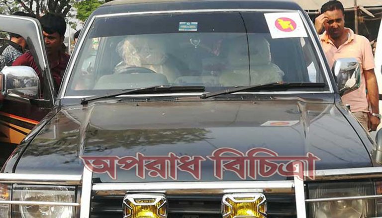 ভেতরে বসা লোকটি ইয়াবা ব্যবসায়ী চক্রের সদস্য