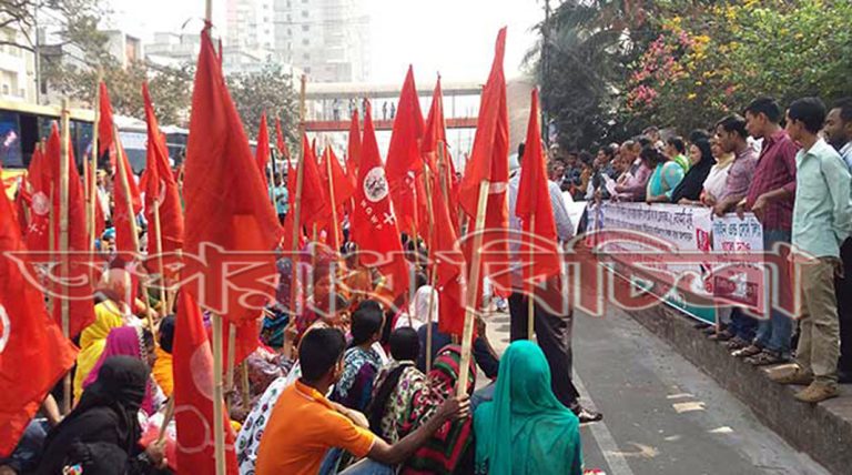 লাল পতাকা মিছিল করেছে জাতীয় গার্মেন্টস শ্রমিক ফেডারেশন