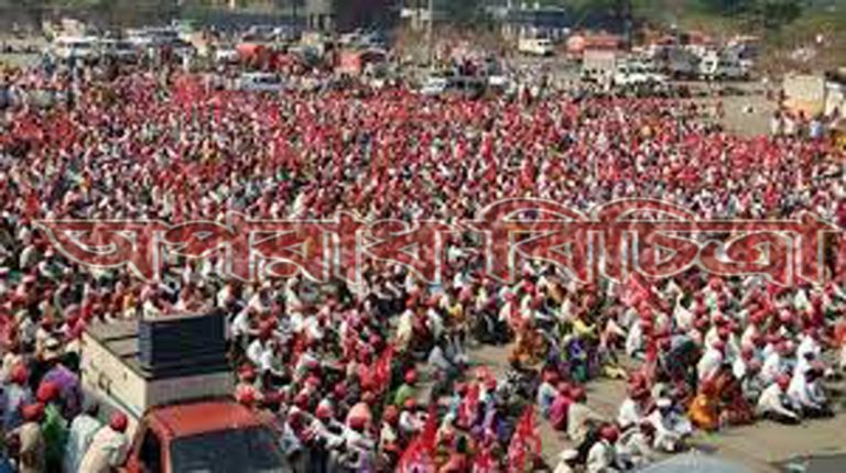 আন্দোলনরত কৃষকরা ঋণ মওকুফসহ বিভিন্ন দাবিতে লংমার্চ