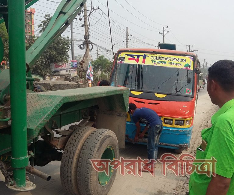 সিদ্ধিরগঞ্জে অবৈধ ভাবে দুরন্ত গাড়ী পার্কিং করায় ট্রাফিক পুলিশের কঠোর ব্যবস্থা