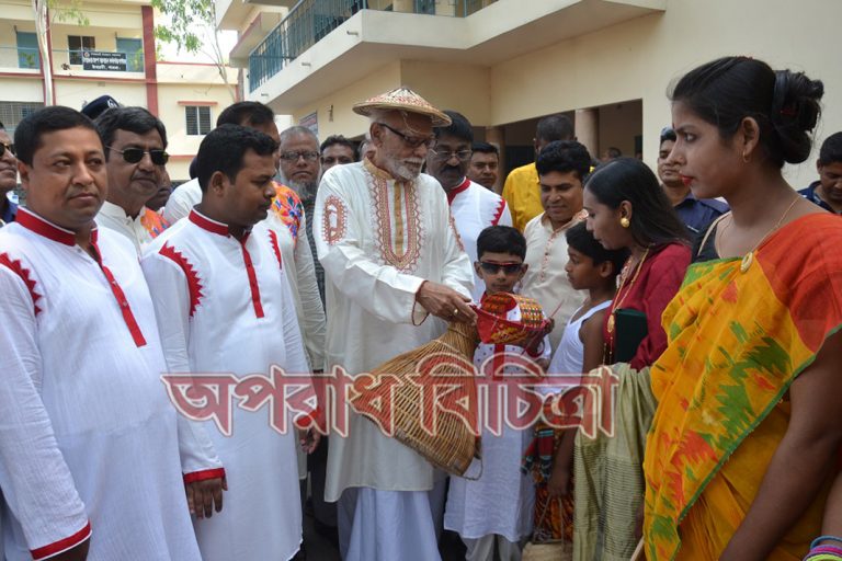 ঈশ^রদীতে আনন্দ র‌্যালী শেষে আটঘরিয়ায় নববর্ষের পান্তা, ইলিশ খেলেন ভূমিমন্ত্রী