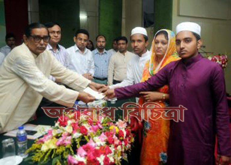আব্দুল্লাহ ও মেহেদীকে নগদ ৫০ হাজার টাকা তুলে দিয়েছেন সমজাকল্যাণমন্ত্রী