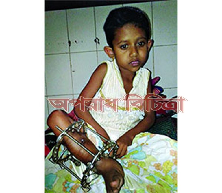 ডাক্তার পরিচয়ে হাসপাতালের ম্যানেজার অপারেশন করেন