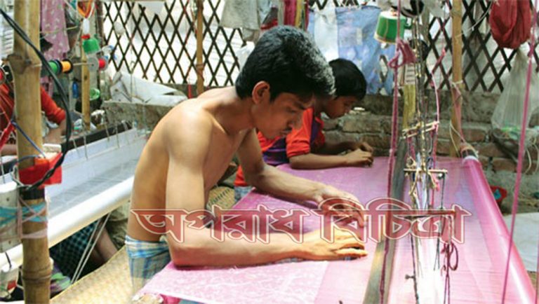 সকাল গড়িয়ে দুপুর হয়ে যাওয়ার পরও কোন ক্রেতার দেখা নেই