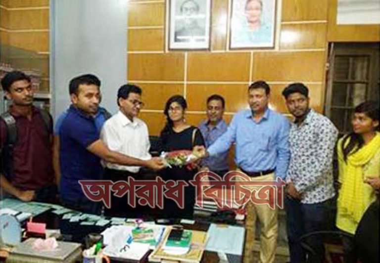 রাজশাহী কলেজ অধ্যক্ষকে ক্যারিয়ার ও পাইনিয়ার ক্লাবের ফুলেল শুভেচ্ছা