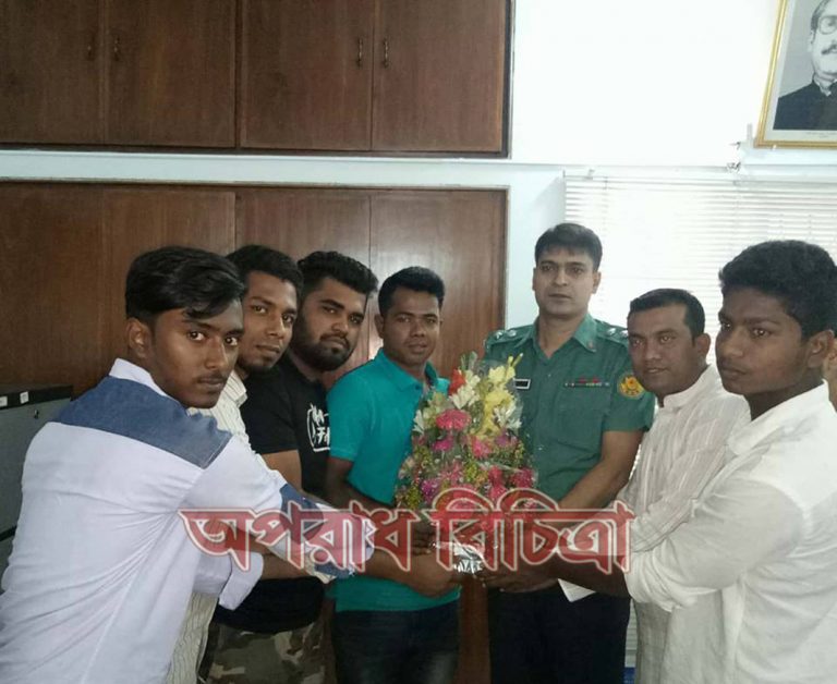 উত্তরায় উপ-পুলিশ কমিশনার (ডিসি) কে তুরাগ থানা ছাত্রলীগের ফুলের শুভেচ্ছা