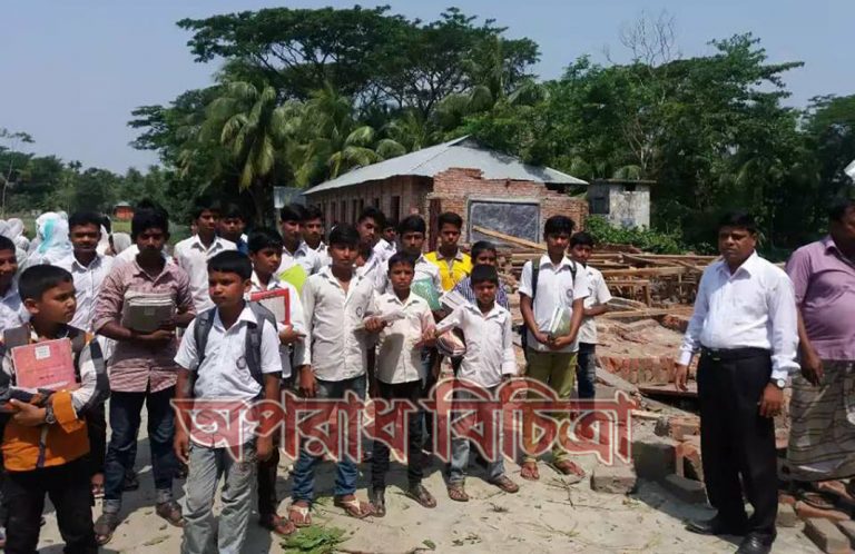 কমলনগরে ঝড়ে বিদ্যালয় লন্ডভন্ড পাঠদান বন্ধ