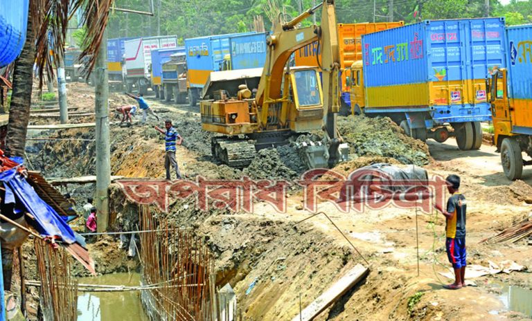 চট্টগ্রামে যাত্রীদের অবর্ণনীয় দুর্ভোগ, ১০ মিনিটের পথ যেতে দুই ঘণ্টা