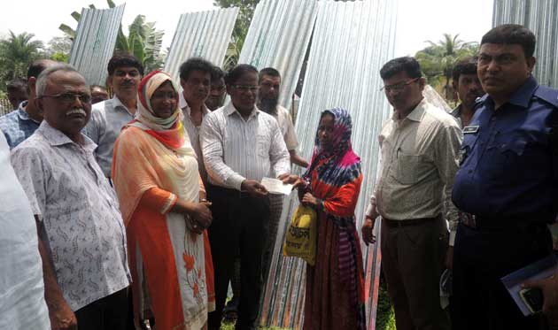 নাটোরের বাগাতিপাড়ায় ত্রাণের টিন ও নগদ টাকার চেক বিতরণ করেন সাংসদ এ্যাডভোকেট আবুল কালাম