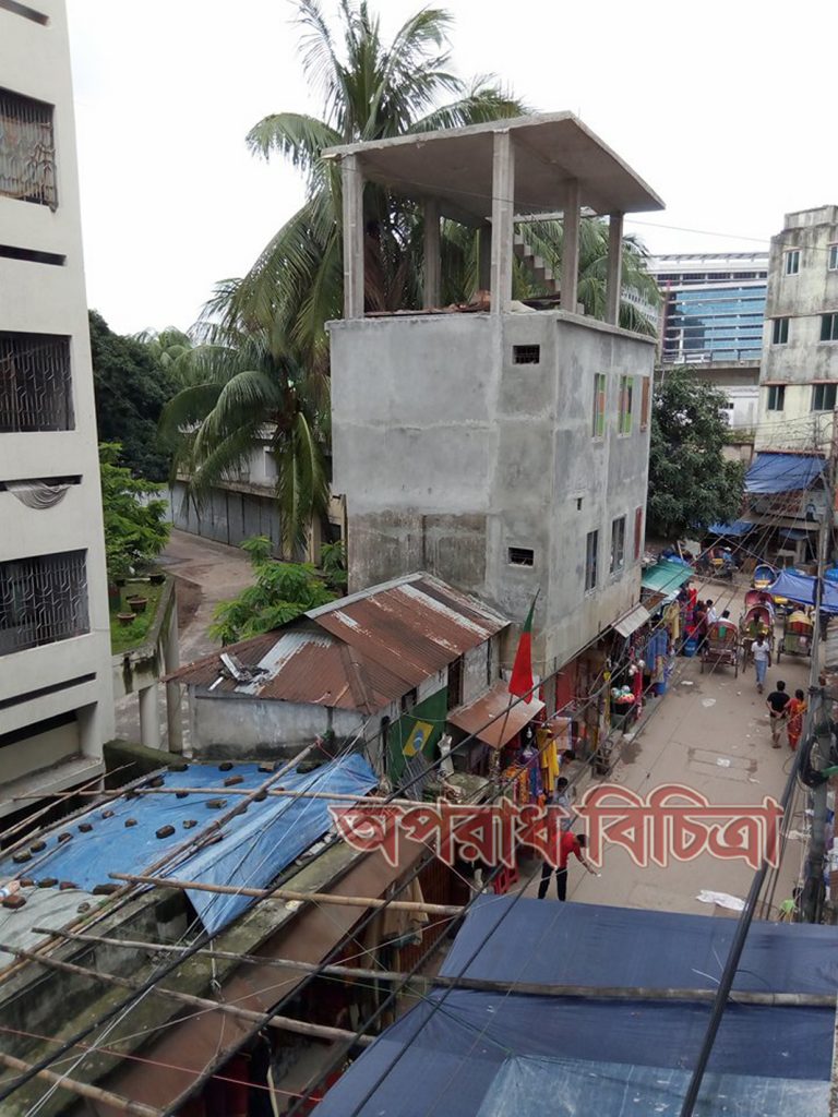 সরকারি রাস্তা দখল করে ৪তলা অবৈধ ভবন নির্মাণ