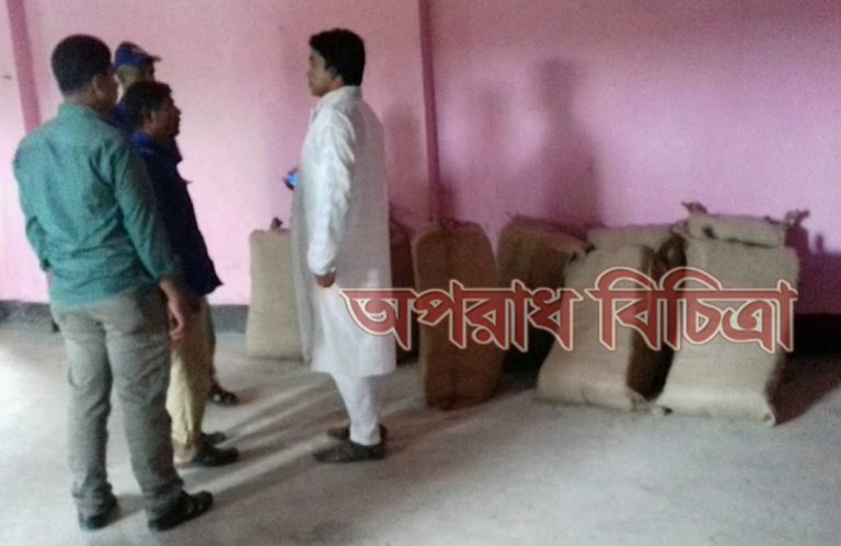 লক্ষ্মীপুরে সুবিধাবঞ্চিতদের জন্য মন্ত্রীর দেওয়া ঈদবস্র আওয়ামীলীগ নেতার দখলে