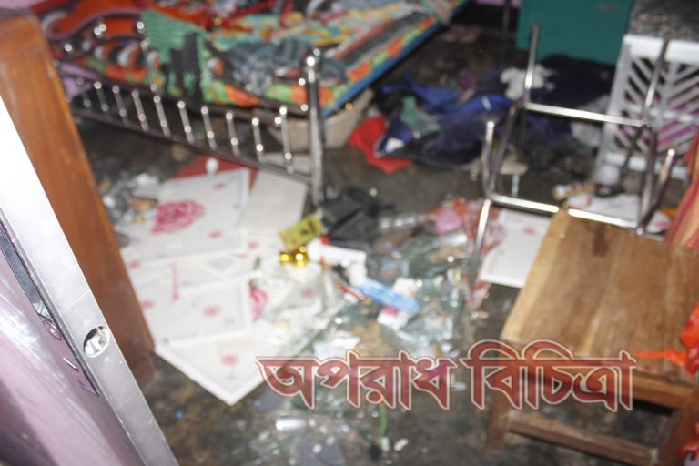 দাবীকৃত টাকা না পেয়ে রায়পুুরে সন্ত্রাসী দিয়ে মা-বাবার উপর হামলা,মালামাল লুট,আহত ৪