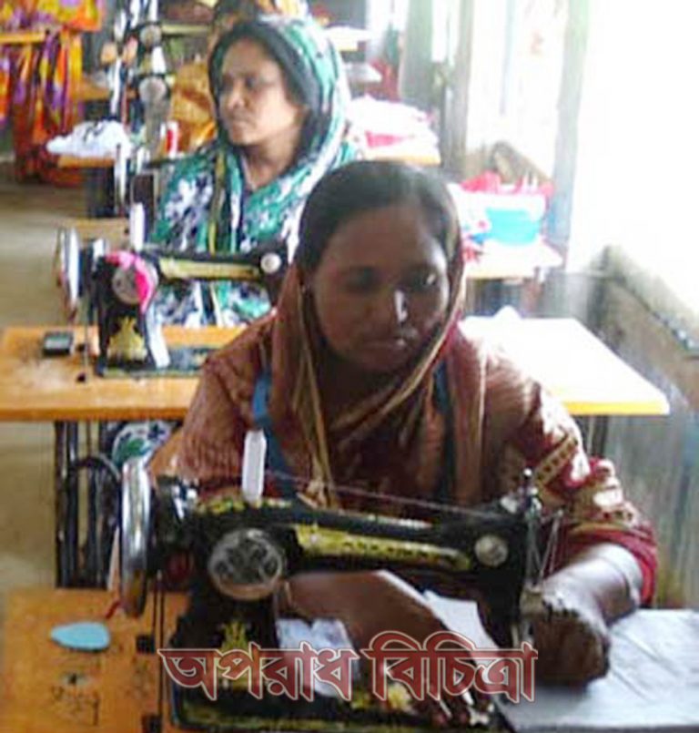রাজশাহীর বাঘায় ঈদের পোষাক তৈরিতে ব্যস্ত, মহিলা দর্জিরাও