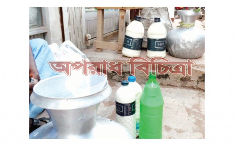 খাঁটি গরুর দুধের নামে ক্রেতাদের কাছে পানিমিশ্রিত দুধ বিক্রি