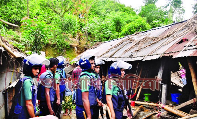 অবৈধভাবে বসবাসকারীদের উচ্ছেদ অভিযান চালাচ্ছে জেলা প্রশাসন