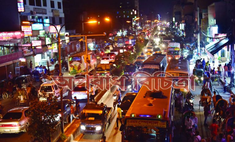 ট্রাফিক পুলিশ স্যারেরা ১০টার পরেই চইলা যায়