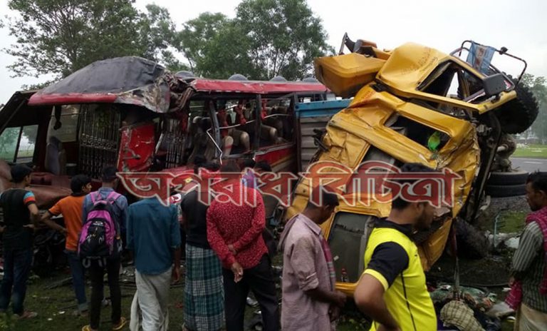 যাত্রীবাহী  বাসের সঙ্গে কাভার্ড ভ্যানের মুখোমুখী সংঘর্ষে চারজন নিহত