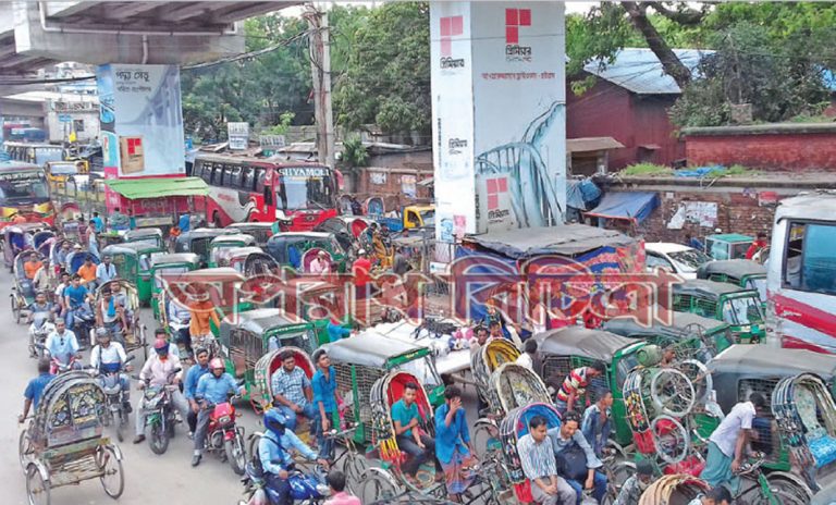 দিনজুড়েই নগরে ট্রাক চলাচল অসহনীয়ও যানজট