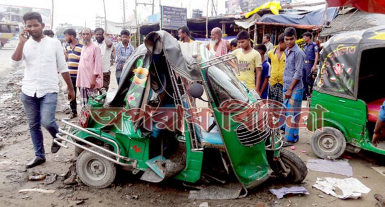 ট্রাকের চাপায়  পুলিশ কনস্টেবলসহ দুইজন নিহত