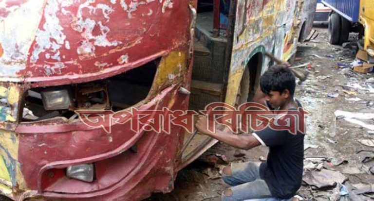 দিনরাত পরিশ্রম করছেন লক্কড়ঝক্কড় গাড়িগুলো মেরামতের জন্য