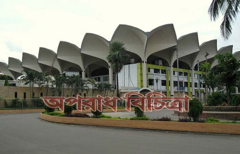 কমলাপুর স্টেশনে ঘরমুখো যাত্রীদের উপচেপড়া ভিড়