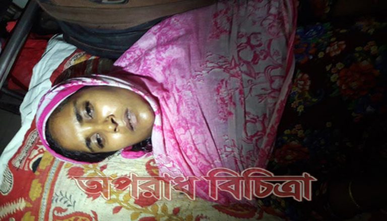 নারীর পেট থেকে বের হচ্ছে শামুকের বাচ্চা!