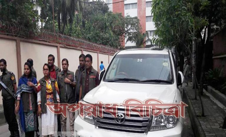 একটি টয়োটা ল্যান্ড ক্রুজার ভি-৮ গাড়ি ফেলে পালিয়েছেন এক ব্যক্তি