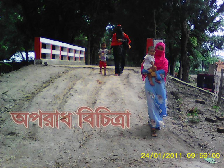রাজাপুর-কাঠালিয়া সংযোগ সড়কে নির্মিত কালভার্টটি ব্যবহারের অযোগ্য ঝুঁকি নিয়ে চলাচল করছে জন সাধারন