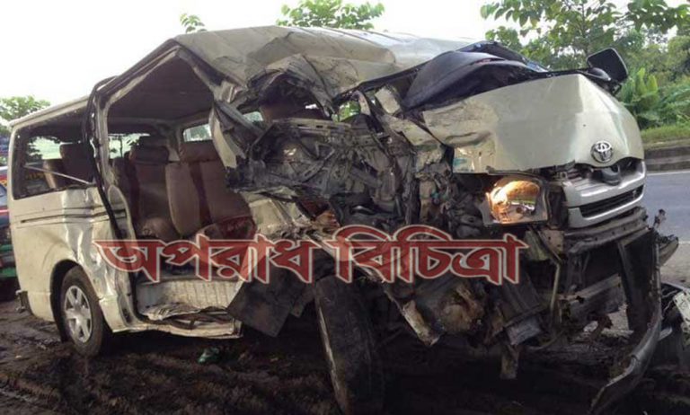 গরুবোঝাই ট্রাক ও মাইক্রোবাসের মুখোমুখি সংঘর্ষে দুই শিশু ও তিন নারীসহ ছয়জন নিহত