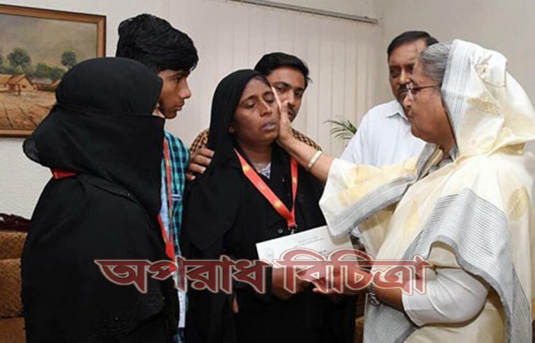 প্রধানমন্ত্রী নিহত দুই পরিবারকে ২০ লাখ টাকা করে ৪০ লাখ টাকার পারিবারিক সঞ্চয়পত্র অনুদান দেন