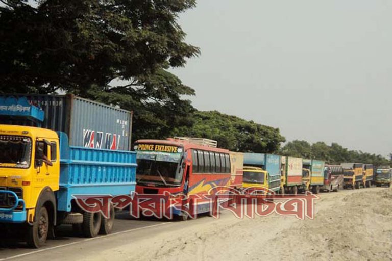 ঢাকা-চট্টগ্রাম মহাসড়কে যানজট তীব্র আকার ধারণ করেছে